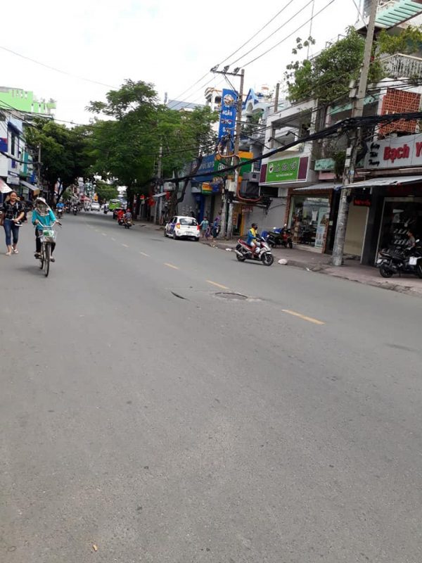 Đường trước nhà Lê Quang Định đang bán
